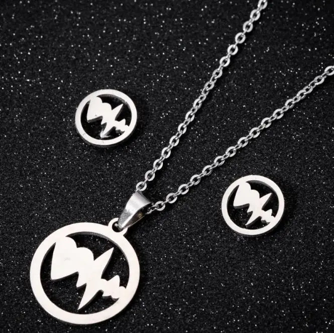 Elegant Heart Pendant Necklace - Stainless Steel Love Jewelry